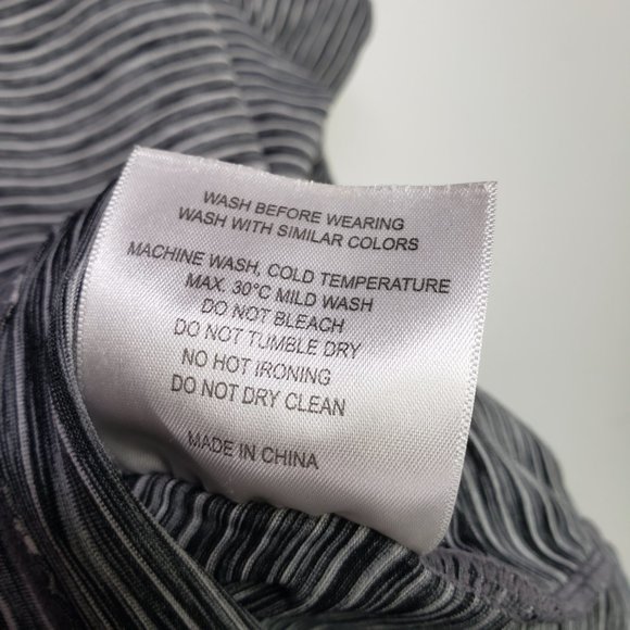 ZYIA Fitted Black and Gray Short Sleeve Tee - Picture 6 of 7